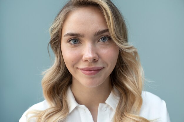 Retrato de hermosa mujer rubia con peinado de moda