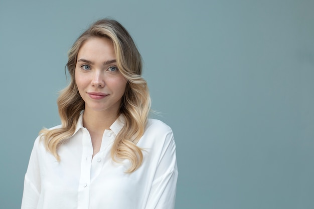 Retrato de hermosa mujer rubia con peinado de moda