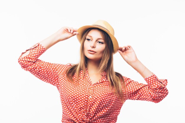 Retrato de hermosa mujer rubia con sombrero de paja aislado sobre fondo blanco.