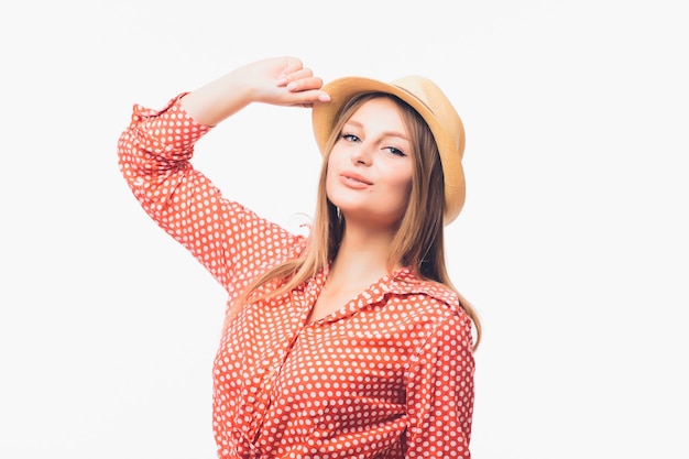 Retrato de hermosa mujer rubia con sombrero de paja aislado sobre fondo blanco.