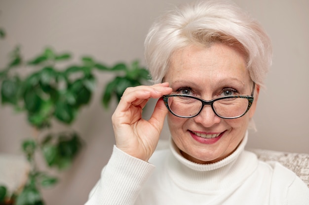 Retrato hermosa mujer senior con gafas