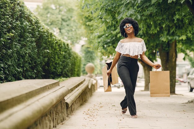 Retrato hermosa mujer sonriente en la ciudad