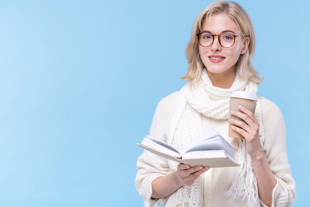 Retrato de hermosa mujer sosteniendo un libro