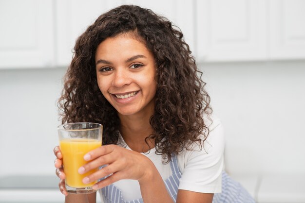 Retrato de hermosa mujer sosteniendo un vaso de jugo