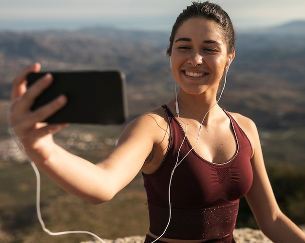 Retrato hermosa mujer tomando selfie