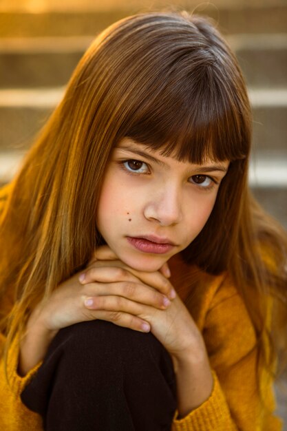 Retrato de hermosa niña aburrida