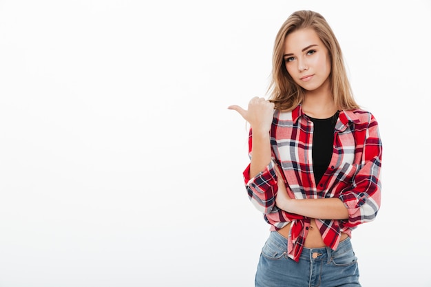 Retrato de una hermosa niña bonita en camisa a cuadros