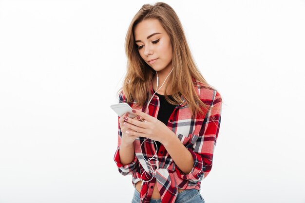 Retrato de una hermosa niña bonita en camisa a cuadros