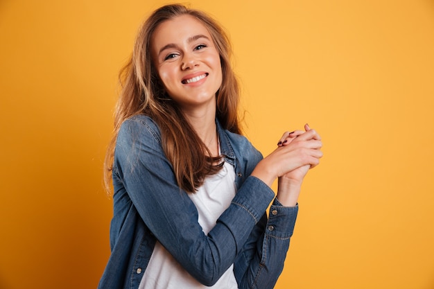 Retrato de una hermosa niña bonita posando