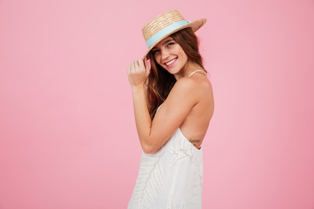 Retrato de una hermosa niña bonita en vestido de verano