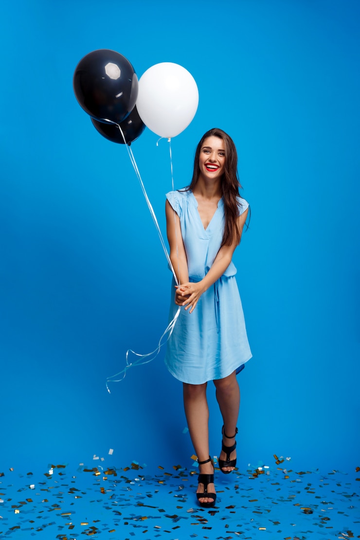 Foto gratuito retrato de hermosa niña descansando en la fiesta sobre la pared azul