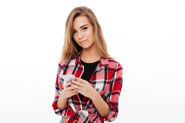 Retrato de una hermosa niña dulce en camisa a cuadros