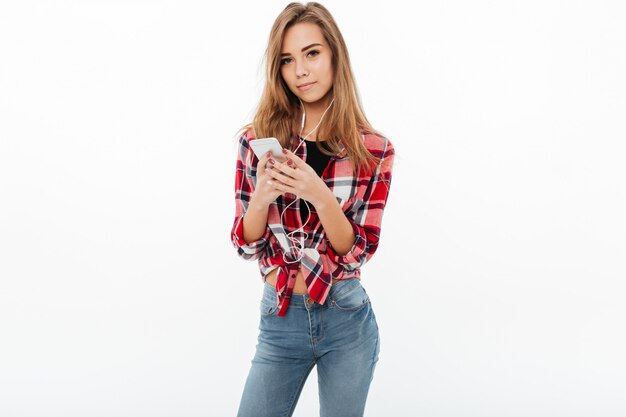 Retrato de una hermosa niña dulce en camisa a cuadros