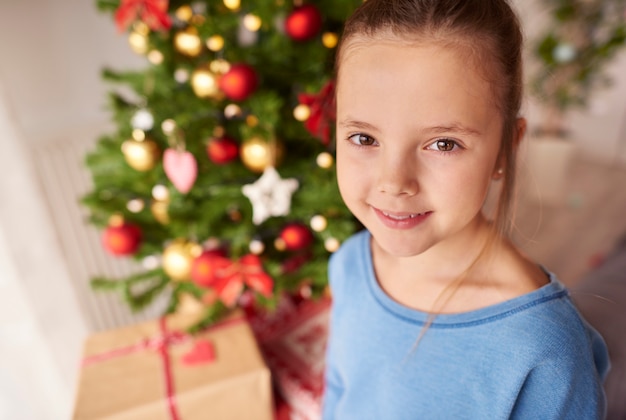 Retrato de hermosa niña en Navidad