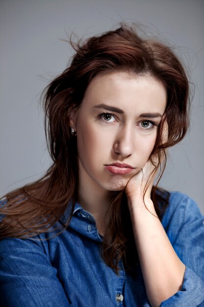 El retrato de una hermosa niña triste closeup