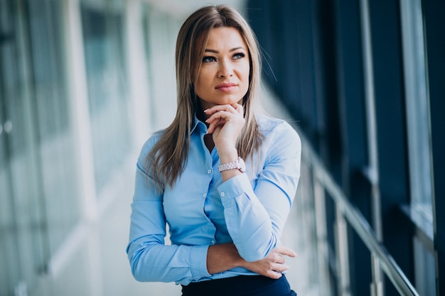 Retrato de una hermosa oficina de negocios en un centro de negocios