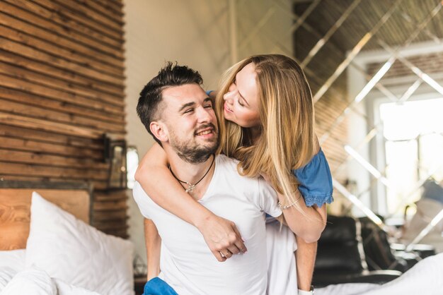 Retrato hermosa pareja enamorada