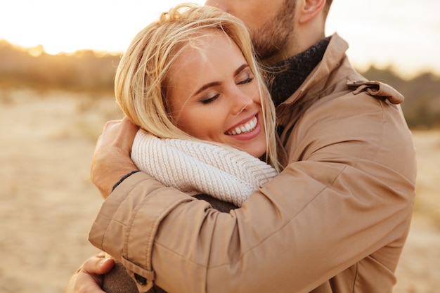 Retrato de una hermosa pareja de enamorados abrazándose de cerca