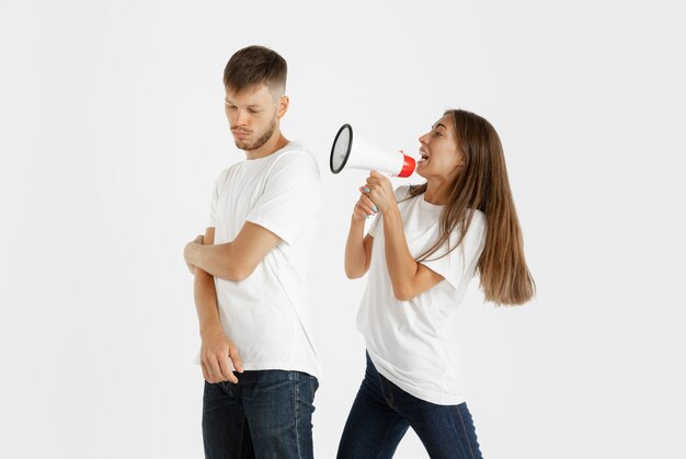 Retrato de hermosa pareja joven aislado en blanco