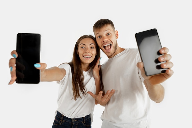 Retrato de hermosa pareja joven aislado en blanco