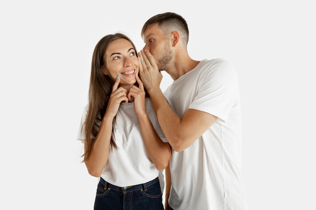 Retrato de hermosa pareja joven aislado en blanco