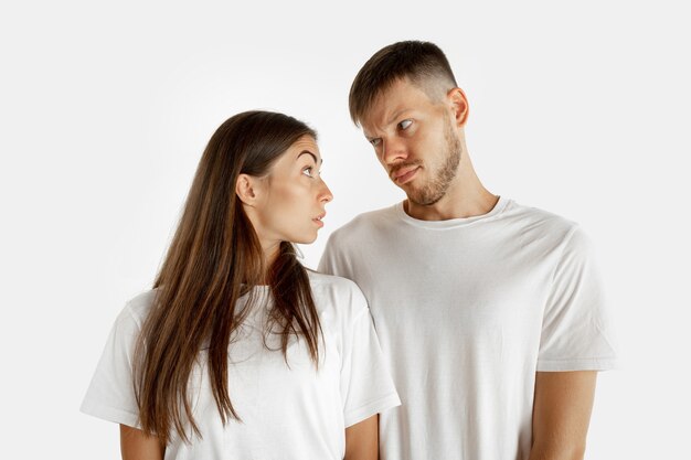 Retrato de hermosa pareja joven aislado en blanco