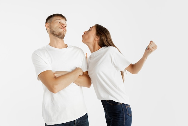 Foto gratuita retrato de hermosa pareja joven en estudio blanco