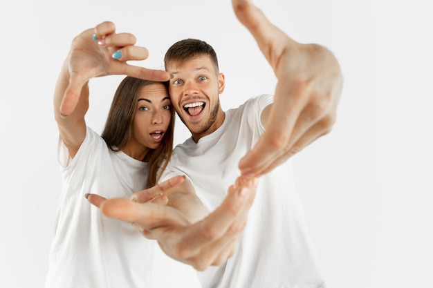 Retrato de hermosa pareja joven en estudio blanco