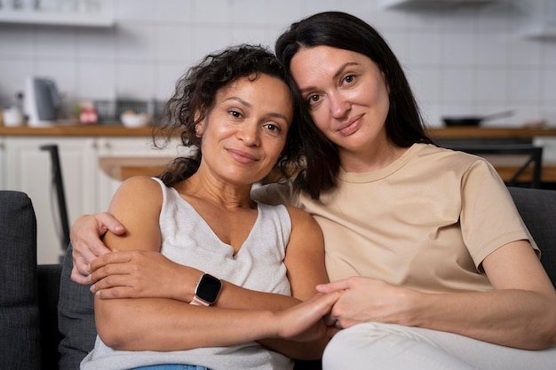 Retrato de hermosa pareja de lesbianas sonriente