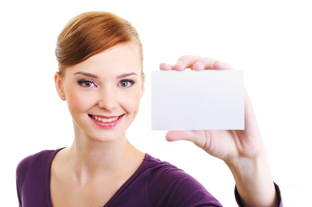 Retrato de hermosa persona femenina con tarjeta de visita en blanco en la mano.