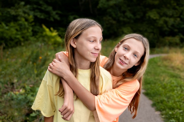 Retrato de hermosas hermanas gemelas