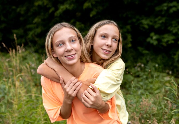 Retrato de hermosas hermanas gemelas