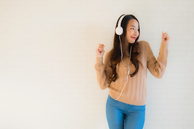 Retrato hermosas mujeres asiáticas jóvenes felices disfrutan con escuchar música