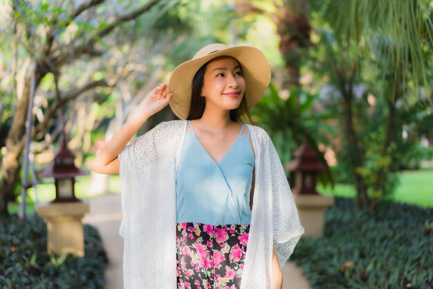 Retrato hermosas mujeres asiáticas jóvenes feliz sonrisa relajarse