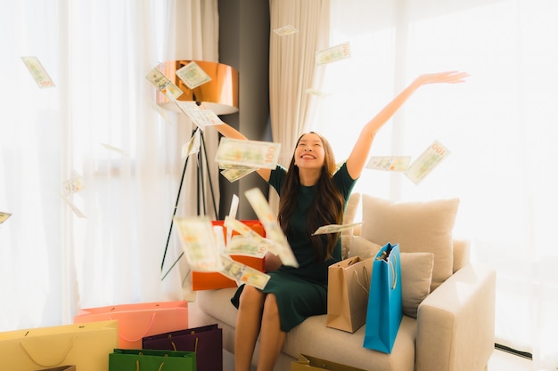 Retrato hermosas mujeres asiáticas jóvenes lanzando dinero