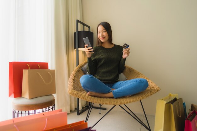 Retrato hermosas mujeres asiáticas jóvenes que usan el teléfono móvil con tarjeta de crédito para compras en línea