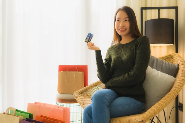 Retrato hermosas mujeres asiáticas jóvenes con tarjeta de crédito para compras en línea