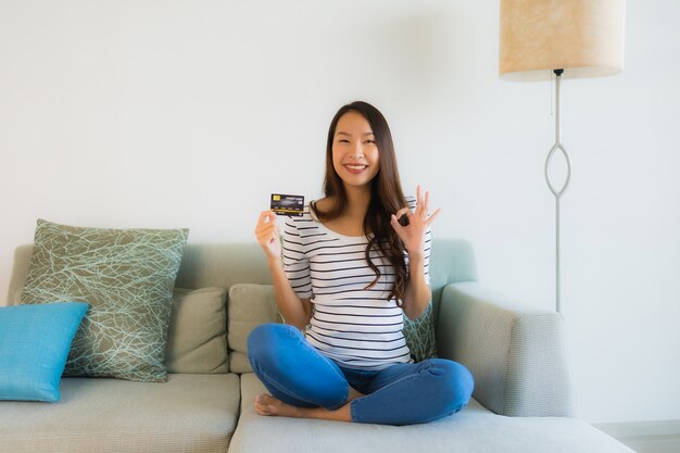 Retrato hermosas mujeres asiáticas jóvenes con tarjeta de crédito teléfono móvil o computadora para ir de compras