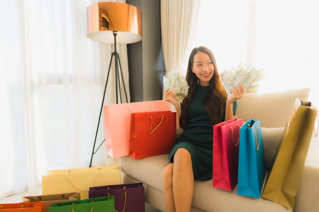 Retrato hermosas mujeres asiáticas jóvenes usando dinero