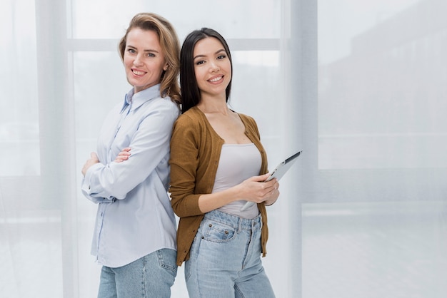 Retrato de hermosas mujeres jóvenes juntas