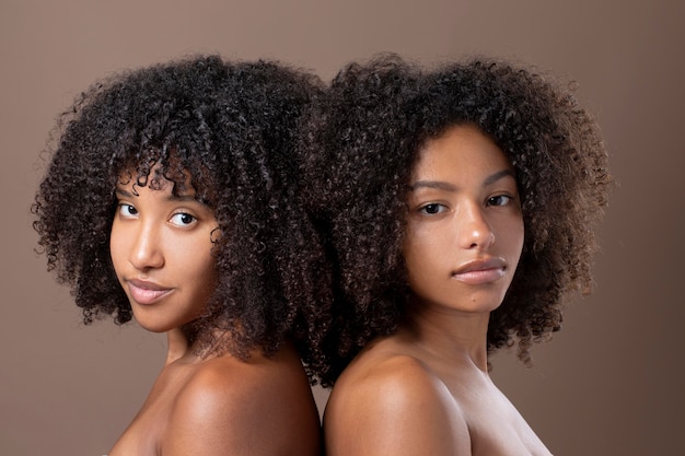 Retrato de hermosas mujeres negras posando juntos