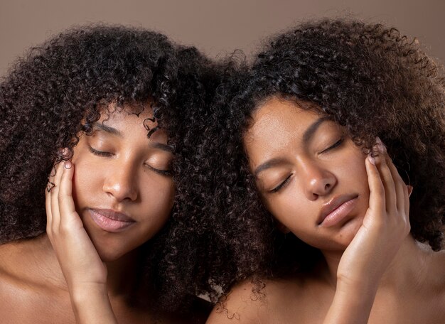 Retrato de hermosas mujeres negras posando juntos