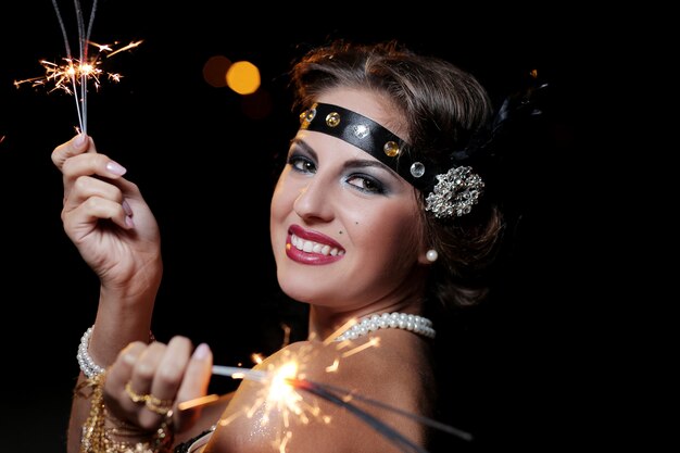 Retrato de hermosas mujeres sonrientes con fuegos artificiales