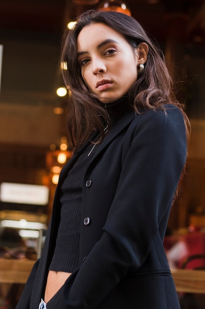 Retrato hermoso confiado de la mujer joven