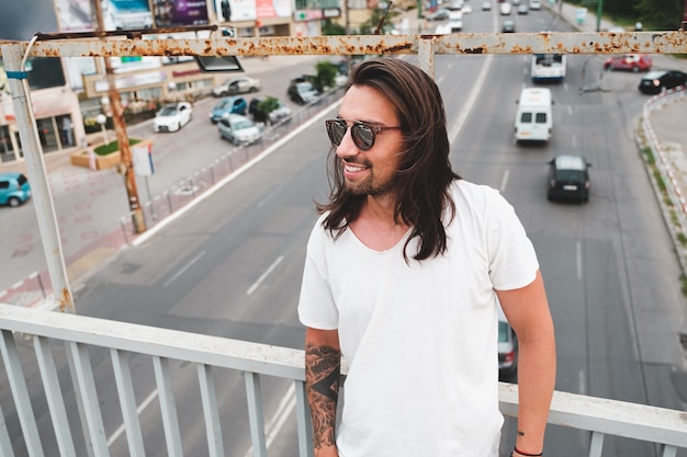 Retrato hermoso del hombre que lleva gafas de sol con estilo