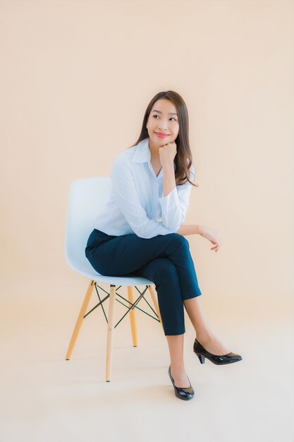 Retrato, hermoso, joven, empresa / negocio, mujer asiática, sentarse, silla