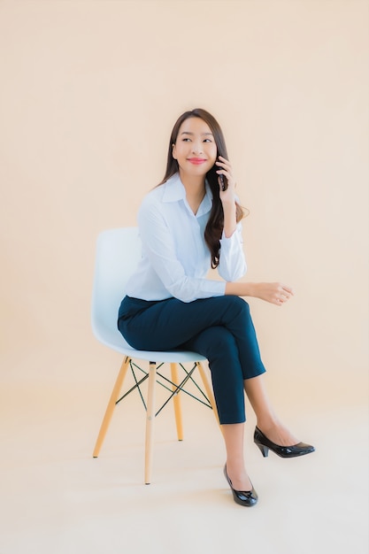 Retrato, hermoso, joven, empresa / negocio, mujer asiática, sentarse, silla