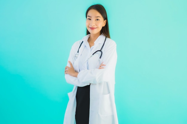 Retrato hermoso joven médico asiático mujer asiática