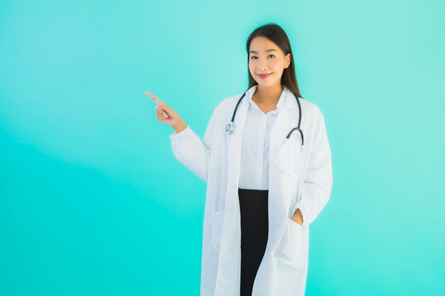 Retrato hermoso joven médico asiático mujer asiática