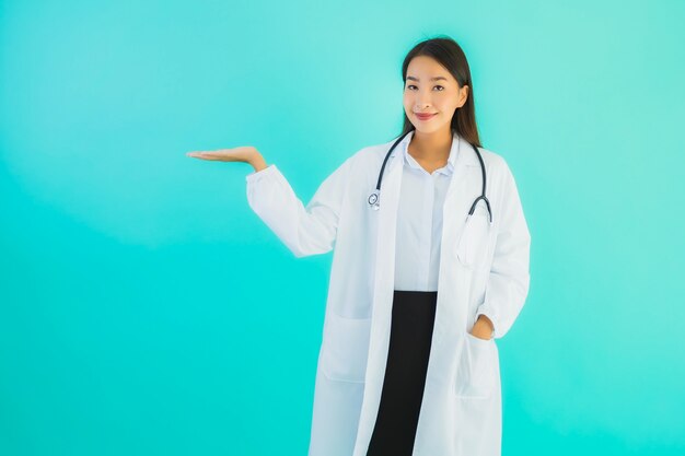 Retrato hermoso joven médico asiático mujer asiática